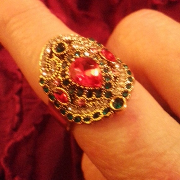 Beautiful Rhinestone Cocktail Ring - Picture 2 of 3